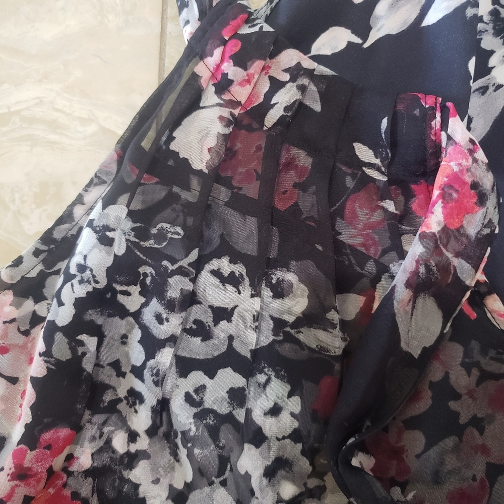 White House Black Market Floral Top - Picture 5 of 12